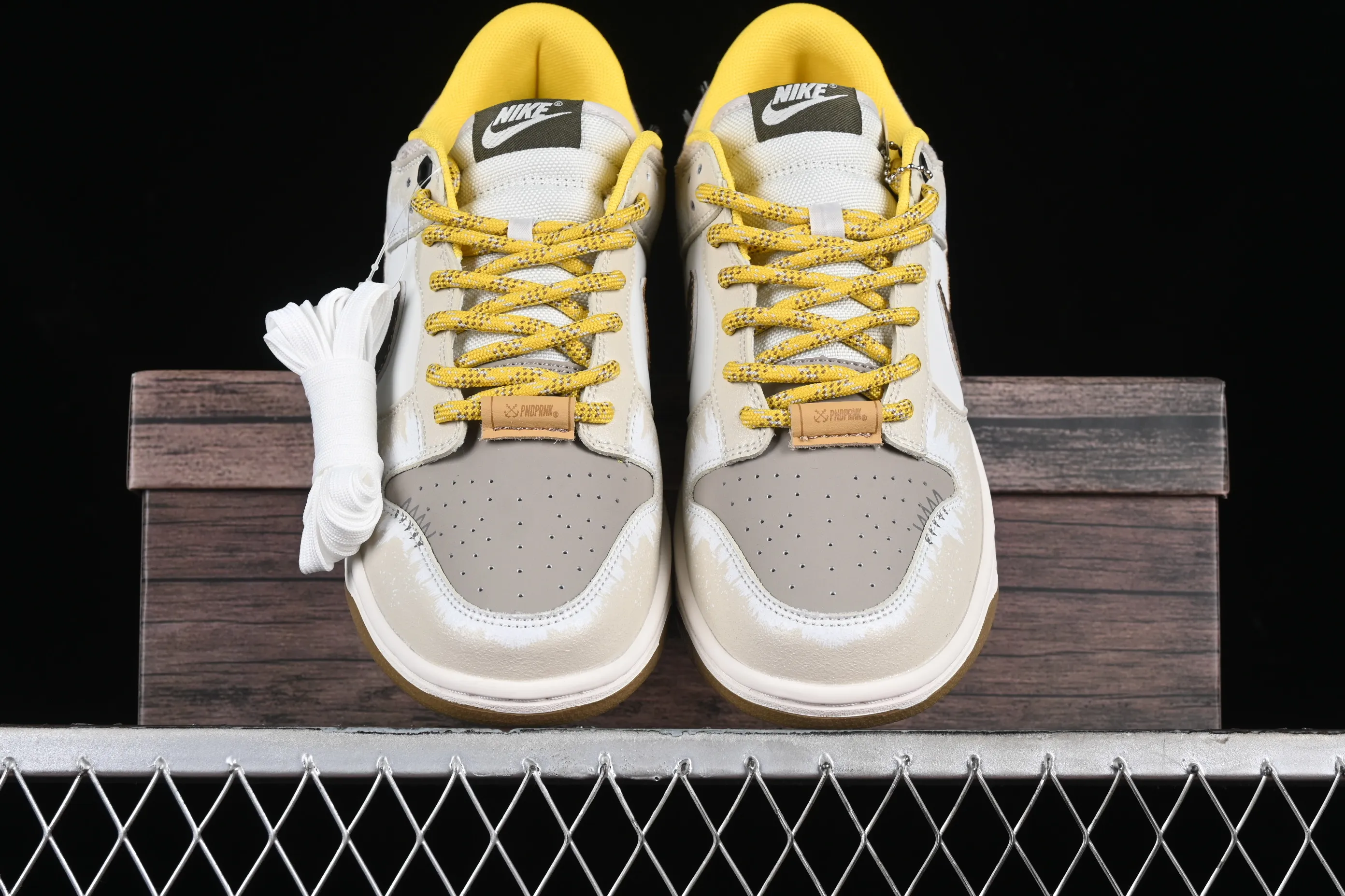 All Categories Nk SB Dunk Series Nk SB Dunk Low Low-top sneakers Nk Dunk Low Panda Prank Age of Sail Sail Yellow Brown SB strap low-top casual sneakers FV3629-371